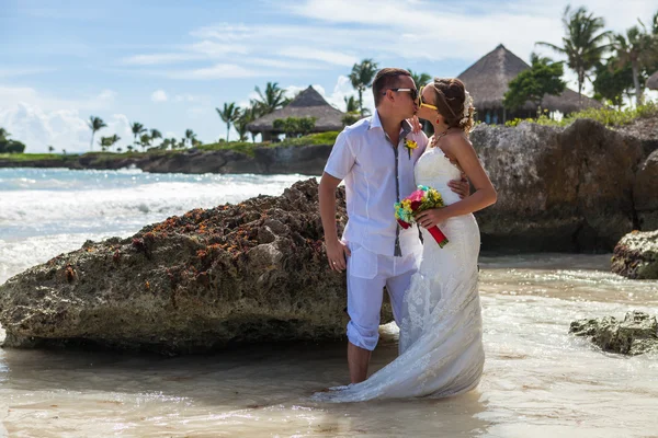 Strandpaar auf romantischer Reise — Stockfoto
