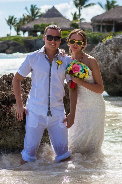 Playa pareja caminando en romántico viaje — Foto de Stock