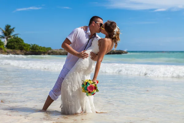 plaj çift romantik seyahat yürüyüş