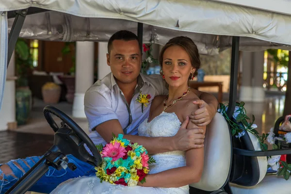 Novia y novio en la boda Día sentado en el coche de golf — Foto de Stock