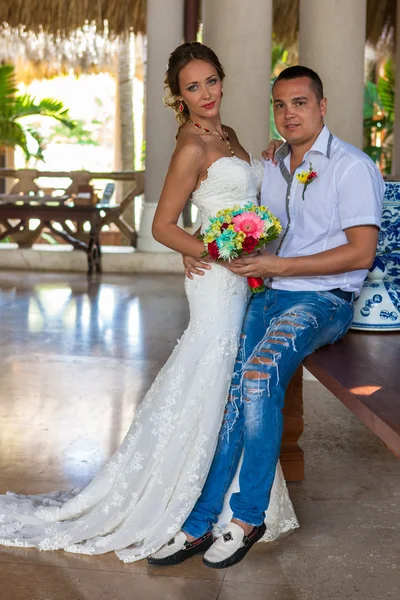 Noiva e noivo no dia do casamento sentado no carro de golfe — Fotografia de Stock