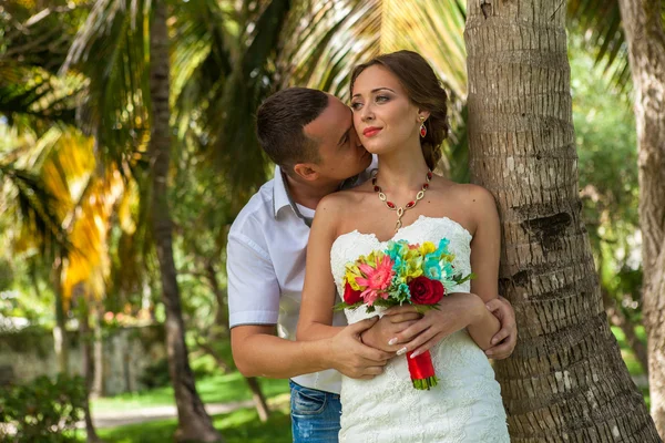 Pareja joven en el fondo de palmeras — Foto de Stock