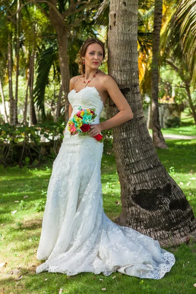 Sposa sullo sfondo di palme — Foto Stock