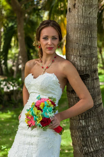 Sposa sullo sfondo di palme — Foto Stock