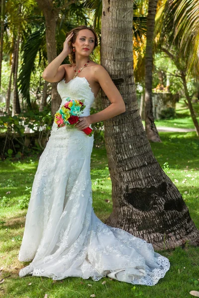 Sposa sullo sfondo di palme — Foto Stock