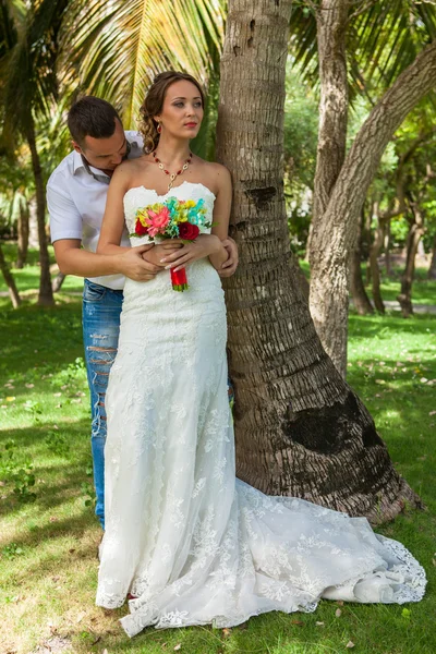 Pareja joven en el fondo de palmeras — Foto de Stock