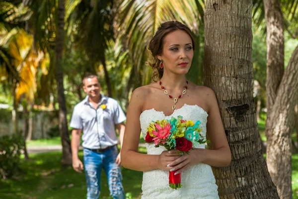 Pareja joven en el fondo de palmeras — Foto de Stock