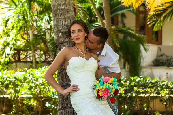 Pareja joven en el fondo de palmeras — Foto de Stock