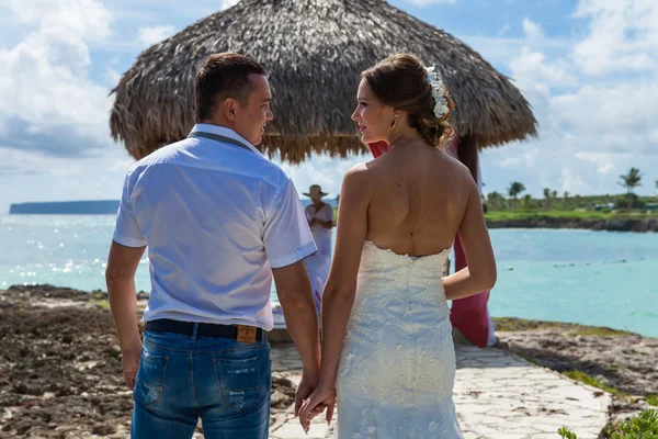 Jeune couple amoureux mariage près gazebo — Photo