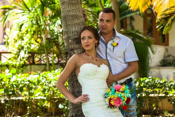 Pareja joven en el fondo de palmeras — Foto de Stock