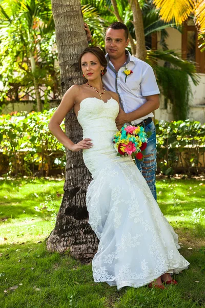 Pareja joven en el fondo de palmeras — Foto de Stock