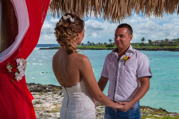 Jeune couple amoureux mariage dans gazebo — Photo