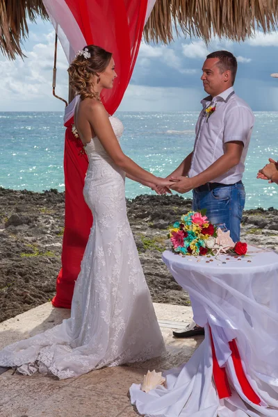 Jeune couple amoureux mariage dans gazebo — Photo