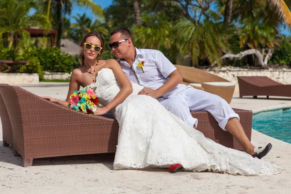 Marido y mujer relajándose en tumbonas en la playa Fotos de stock libres de derechos