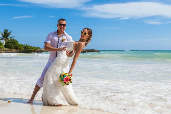 Spiaggia coppia a piedi sul viaggio romantico Fotografia Stock