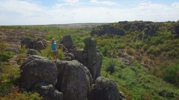 Повітря: жінка залишається на вершині скелі — стокове відео