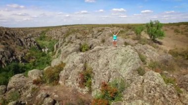 Anteni: kayaya kollarını sallayarak kadın