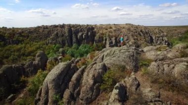 Anteni: kayaya kollarını sallayarak kadın