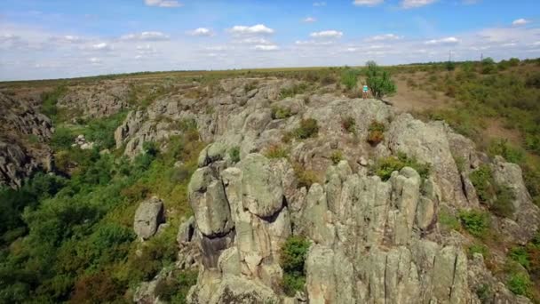 Anténa: Žena mávala rukama, na skále — Stock video