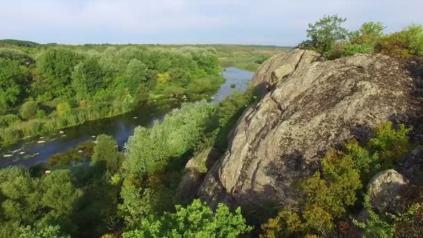 Aérien : survolant la rivière 