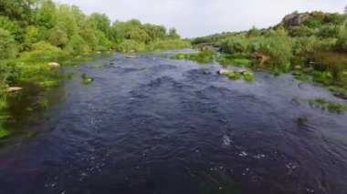 Hava: river rapids üzerinde uçan