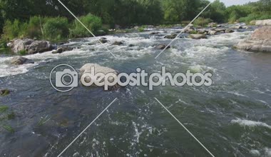 Hava: river rapids üzerinde uçan