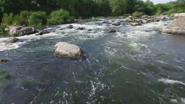 航空写真: 川の急流の上を飛んでください。 — ストック動画