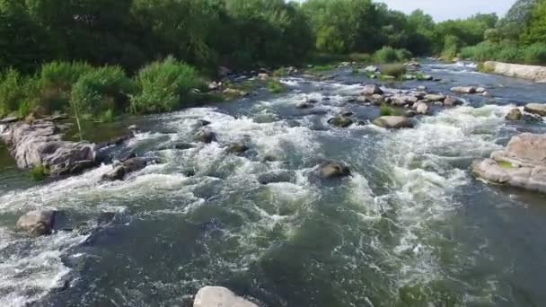 Luchtfoto: vliegen over rivier rapids — Stockvideo