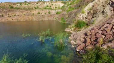 Hava: göl, dağlar üzerinde uçan.