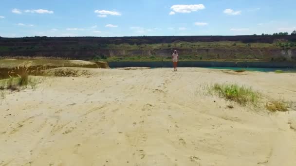 Воздушный: девушка нашла озеро в пустыне — стоковое видео