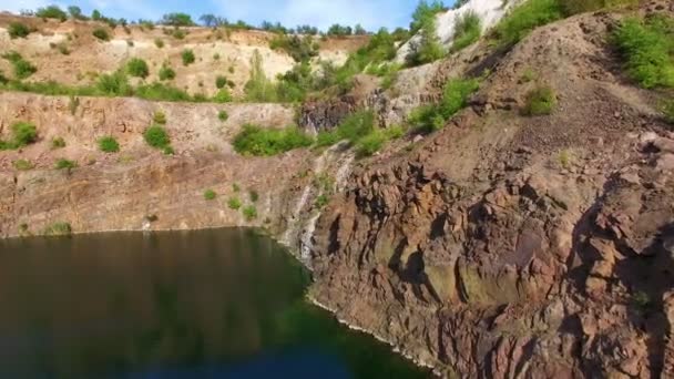 Aérea: volando sobre el lago, montañas . — Vídeos de Stock