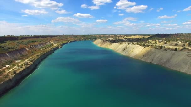 Aéreo: voando em desfiladeiro de areia, sul da Ucrânia — Vídeo de Stock