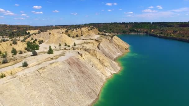 Aéreo: voando em desfiladeiro de areia, sul da Ucrânia — Vídeo de Stock