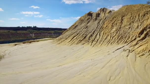 Antenn: flyga i sand canyon, södra Ukraina — Stockvideo