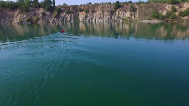 Antenne: Sportler rudert im Kajak — Stockvideo