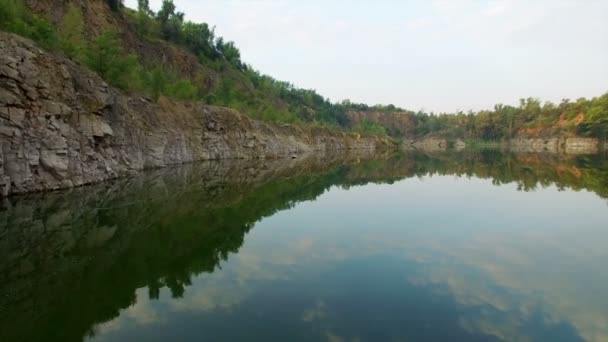 Anténa: létání nad jezero, hory. — Stock video