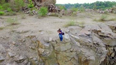 Hava: Adam fotoğraf kaya tepe üzerinde alır