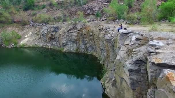 Aerial: Homem tira fotos no pico do rock — Vídeo de Stock