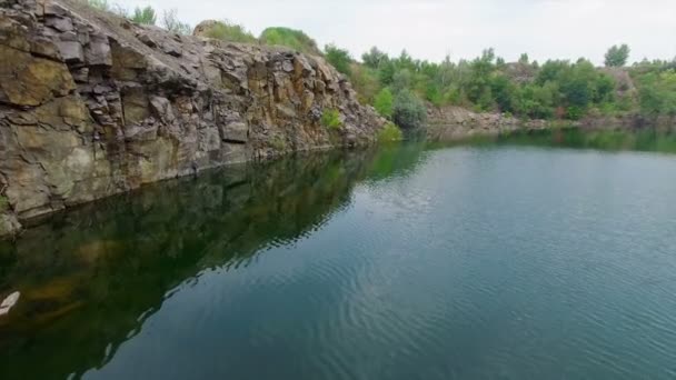 Aérea: volando sobre el lago, montañas . — Vídeo de stock