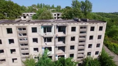 Hava: terk edilmiş binada yakınındaki uçuş