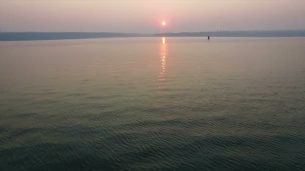 Повітря: політ над річкою на сході сонця — стокове відео