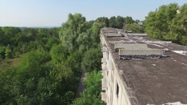 Hava: terk edilmiş binada yakınındaki uçuş — Stok video