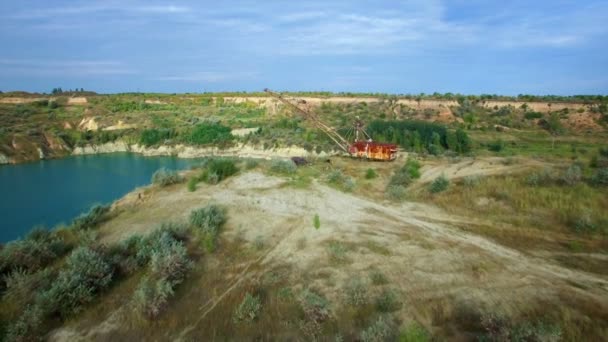 Aérien : excavatrice minière géante dans une carrière 