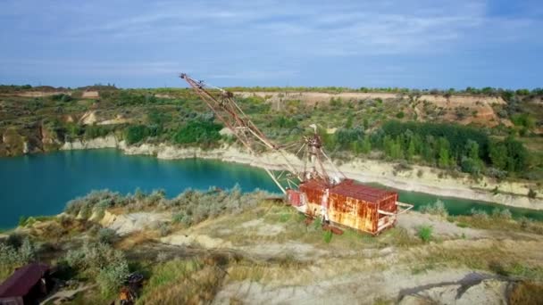 Aérien : excavatrice minière géante dans une carrière 