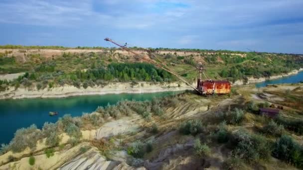 Aérien : excavatrice minière géante dans une carrière 