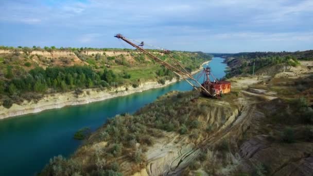 Aeronave: escavadora de mineração gigante em uma pedreira — Vídeo de Stock