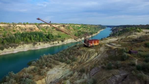 Воздух: гигантский горный экскаватор в карьере — стоковое видео