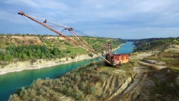 Antenne: Riesenbagger in einem Steinbruch — Stockvideo