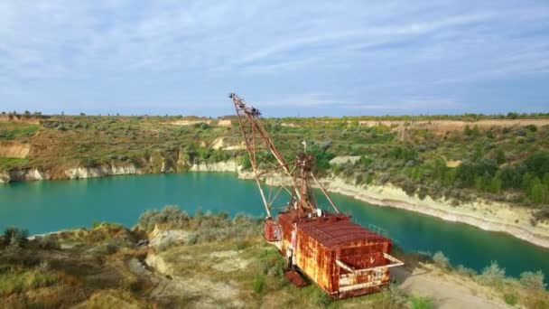 Aérien : excavatrice minière géante dans une carrière 