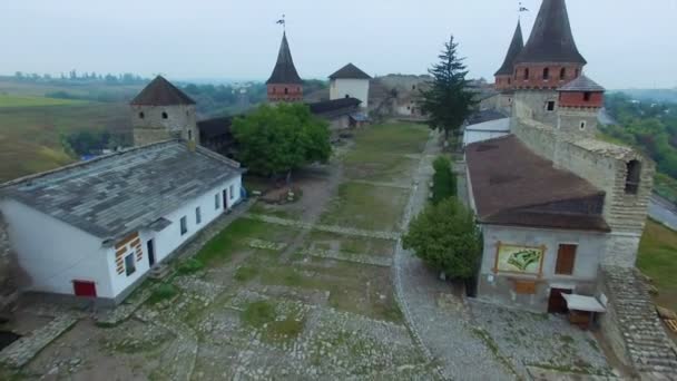 Antenne: Oud kasteel in Kamenetz-Podolskiy, Oekraïne. — Stockvideo